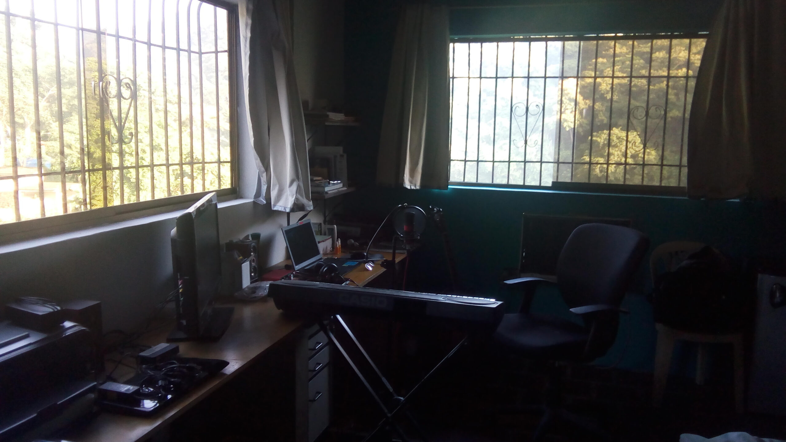 Setup Los Anaucos En este setup grabé el demo de esta canción. Era un área en el cuarto de mis padres, donde tenía mi puesto de oficina / estudio.